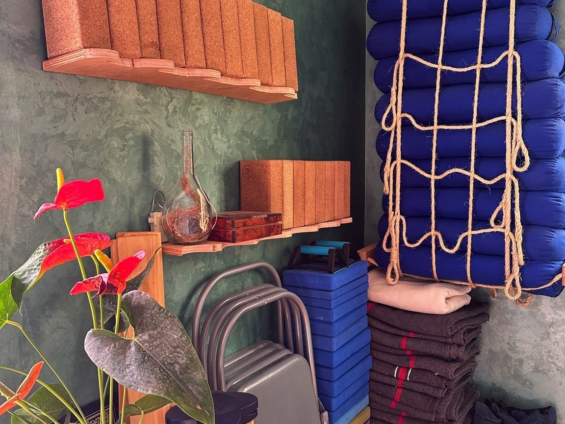 Accessoires de Yoga Iyengar : bolsters, blocs, chaises