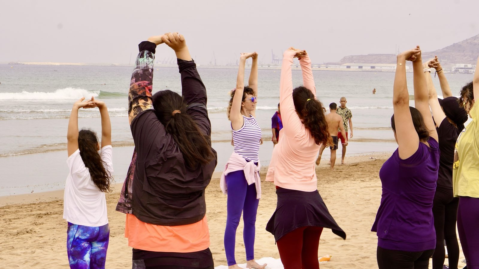 Groupe en pratique au bord de l’océan à Agadir