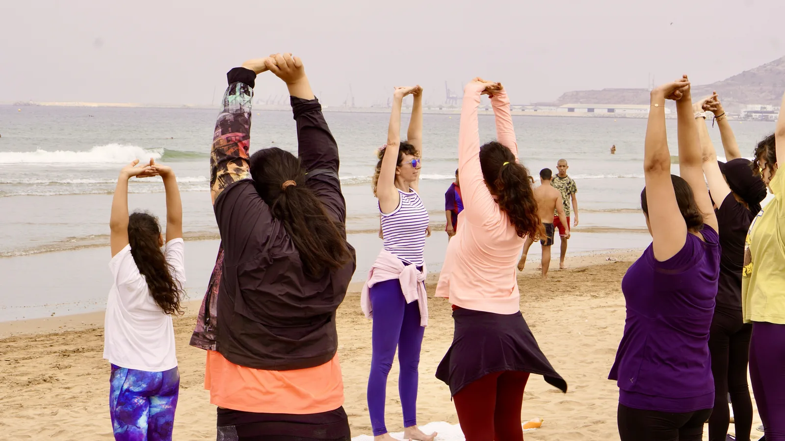 Groupe en pratique sur la plage d’Agadir.