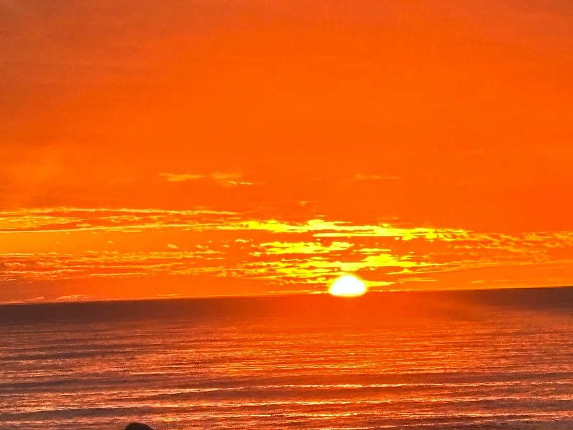 Retraite de Yoga Iyengar – collage : pratique, plage, coucher de soleil.