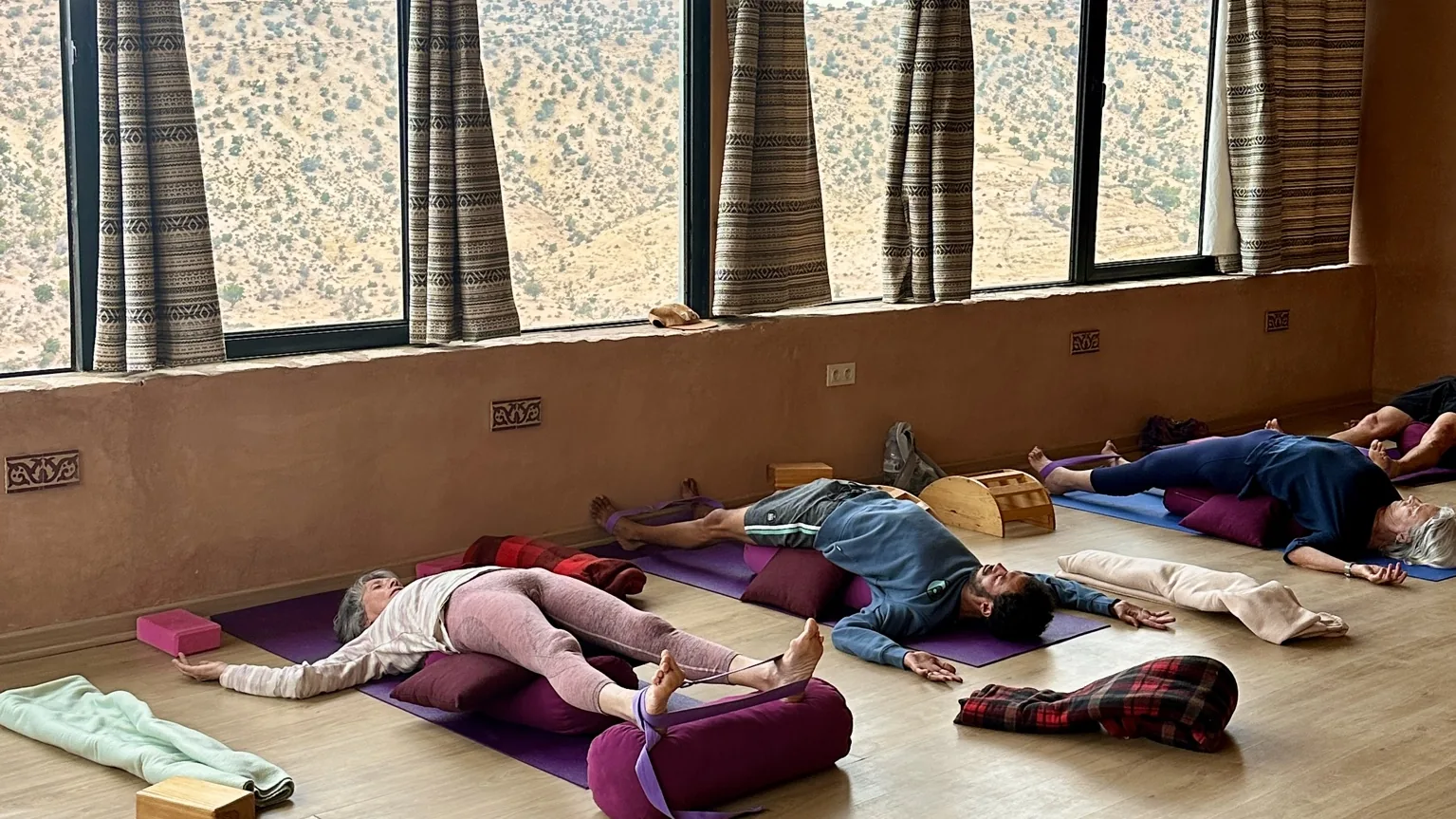 Salle de pratique – vue sur les collines marocaines.
