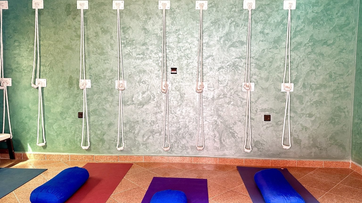 Salle équipée : cordes, bolsters et briques à Agadir